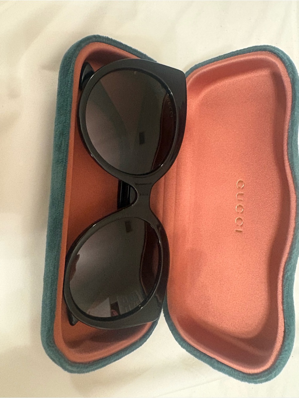 Gucci Black Round Sunglasses with green Case